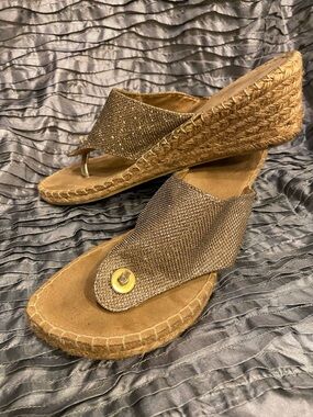 Kohl's Croft & Barrow Metallic Gold Wedge Espadrille Thong Sandals